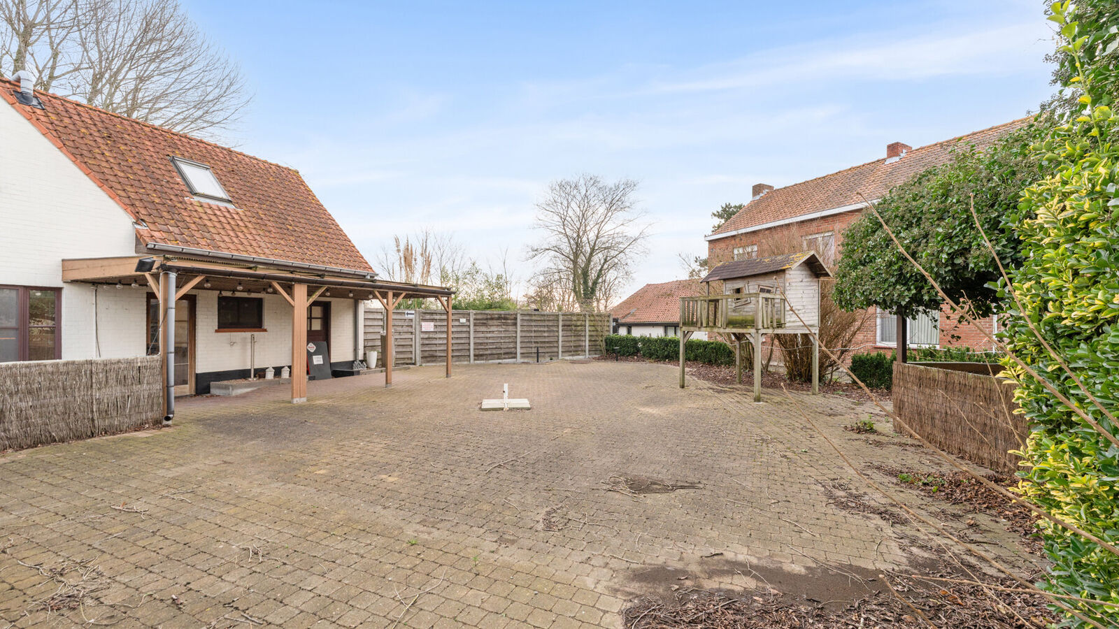 Commercial groundfloor for sale in Wulpen