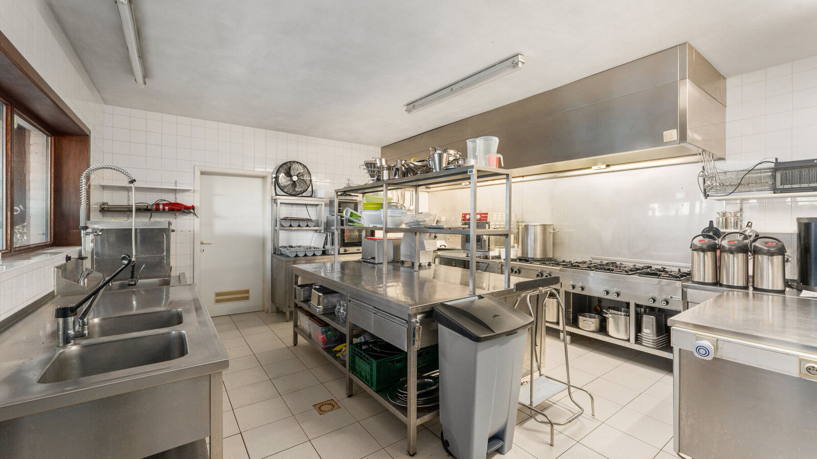 Commercieel gelijkvloers te koop in Wulpen