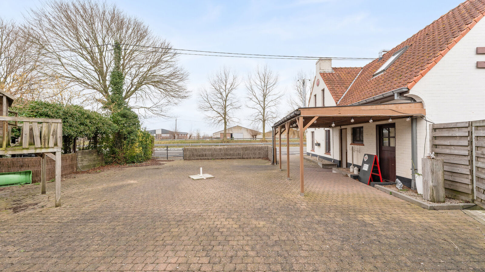 Commercieel gelijkvloers te koop in Wulpen