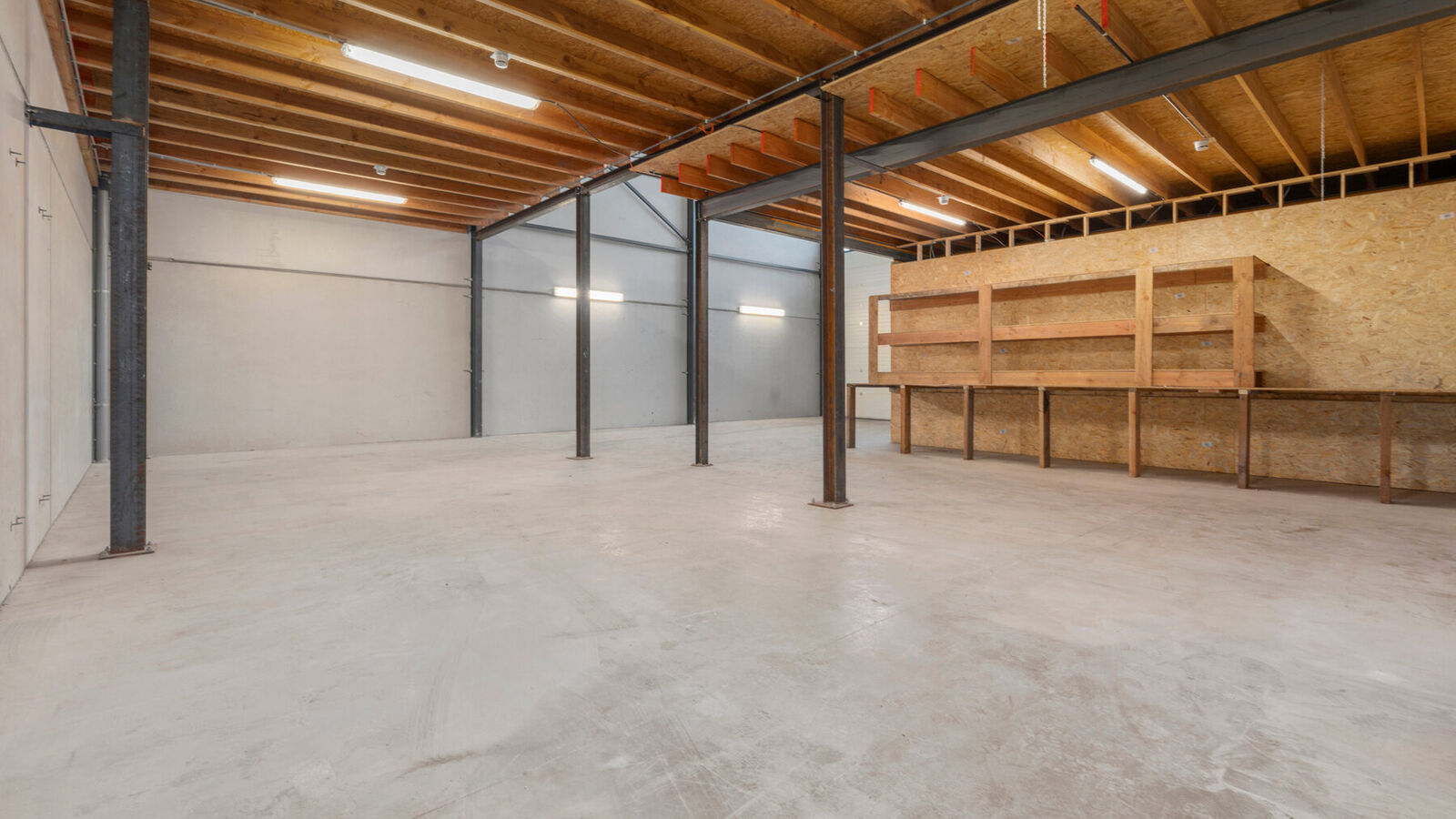 Industrieel gebouw te huur in Oostende